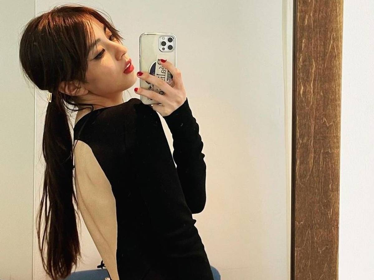Yurina Yanagi, Spielerfrau des japanischen Fußball-Nationalspielers Takumi Minamino, posiert auf einem Instagram-Foto.