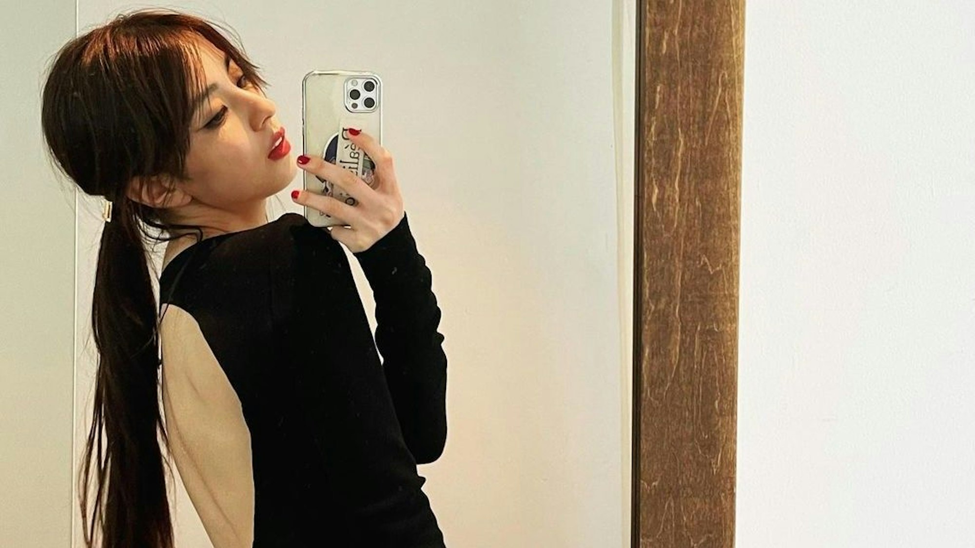 Yurina Yanagi, Spielerfrau des japanischen Fußball-Nationalspielers Takumi Minamino, posiert auf einem Instagram-Foto.