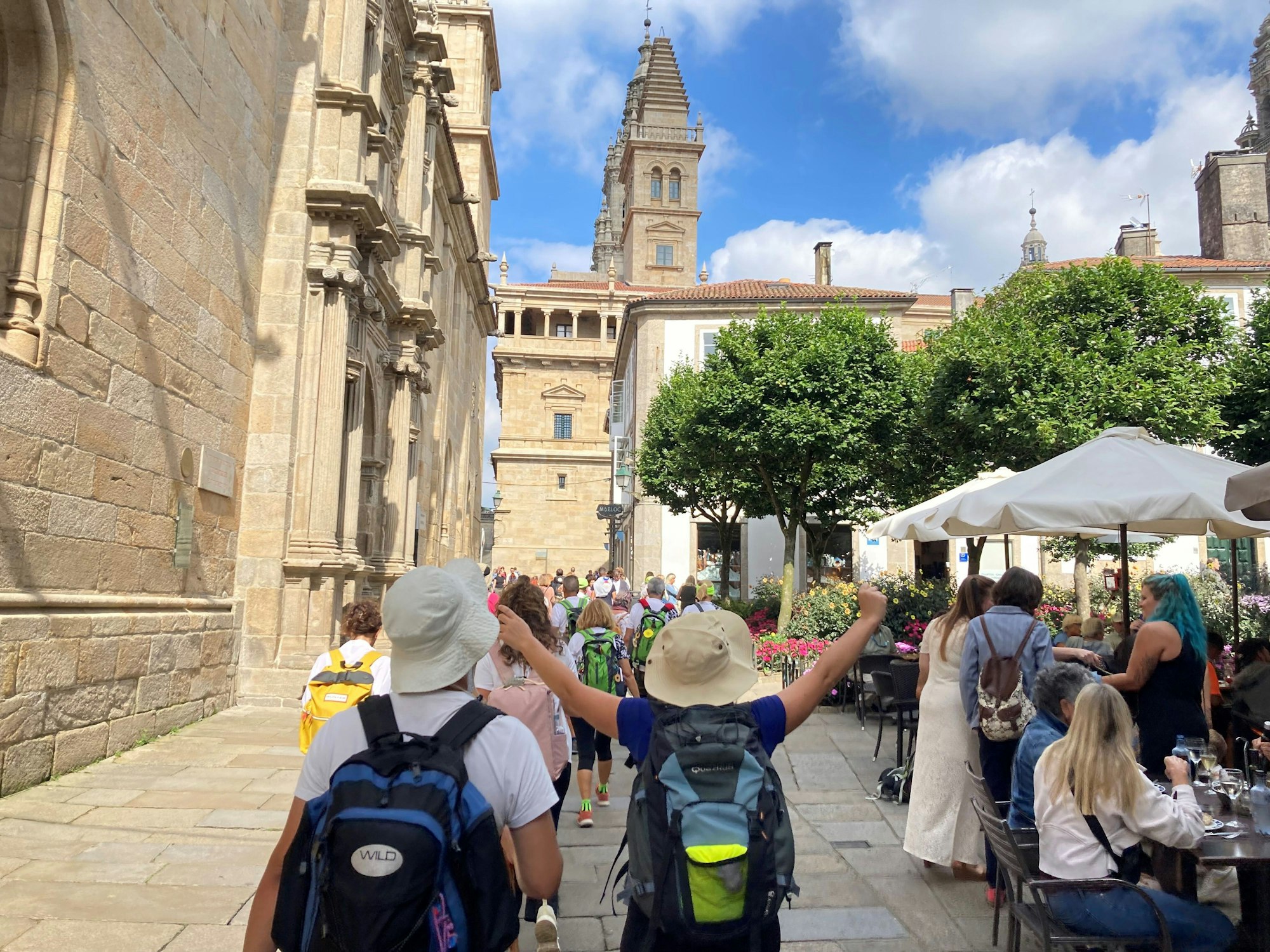 Freude bei ankommenden Pilgern auf der Rua do Franco im Zentrum von Santiago im November 2022. Am Ziel des Jakobsweges herrscht dieses Jahr Hochkonjunktur.