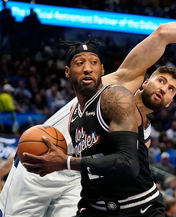 Maxi Kleber (r.) kann Robert Covington von den Los Angeles Clippers im NBA-Spiel nicht aufhalten. Später musste der deutsche Profi der Dallas Mavericks verletzt vom Feld.