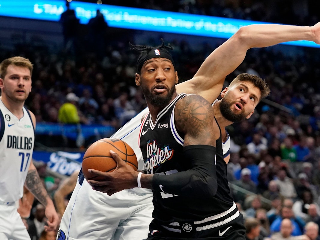 Maxi Kleber (r.) kann Robert Covington von den Los Angeles Clippers im NBA-Spiel nicht aufhalten. Später musste der deutsche Profi der Dallas Mavericks verletzt vom Feld.