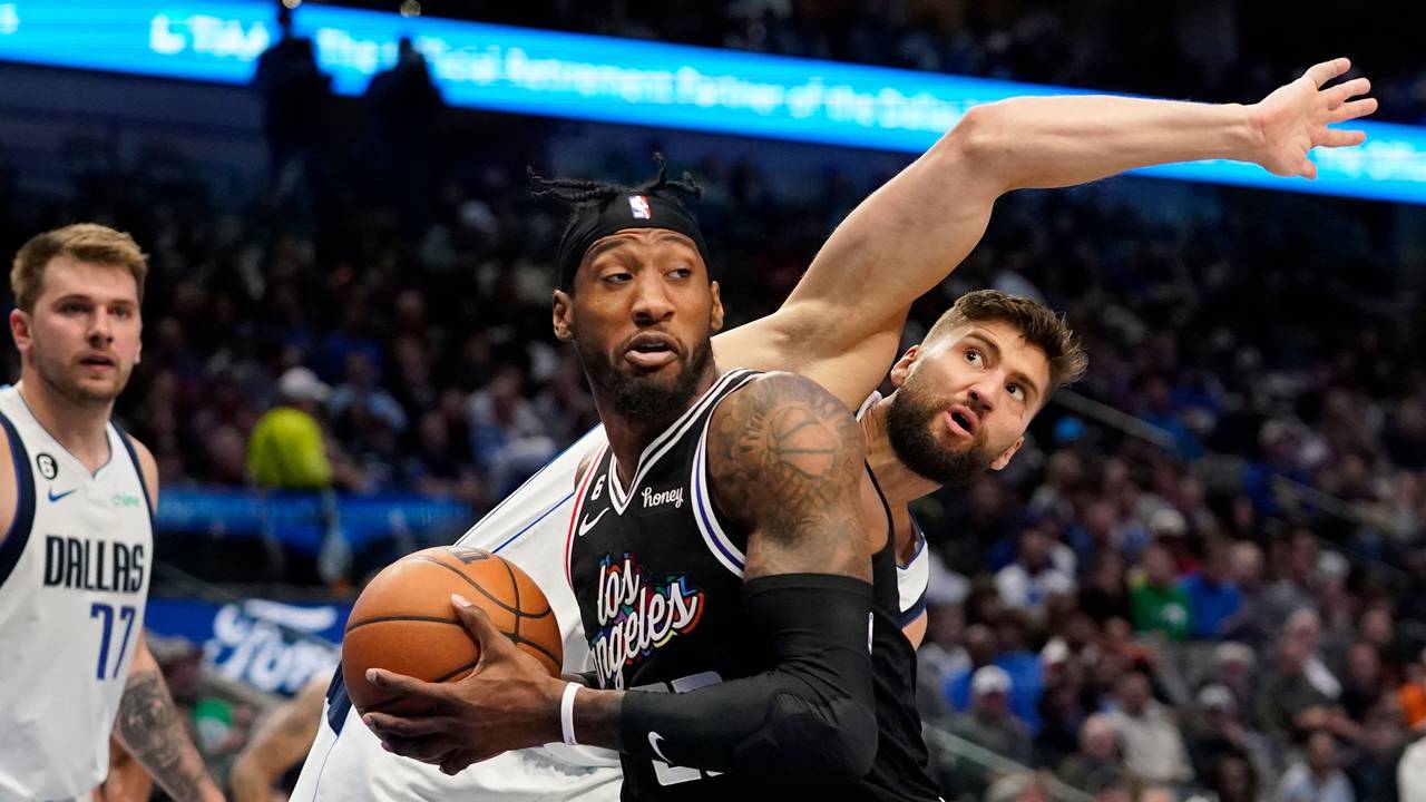 Maxi Kleber (r.) kann Robert Covington von den Los Angeles Clippers im NBA-Spiel nicht aufhalten. Später musste der deutsche Profi der Dallas Mavericks verletzt vom Feld.