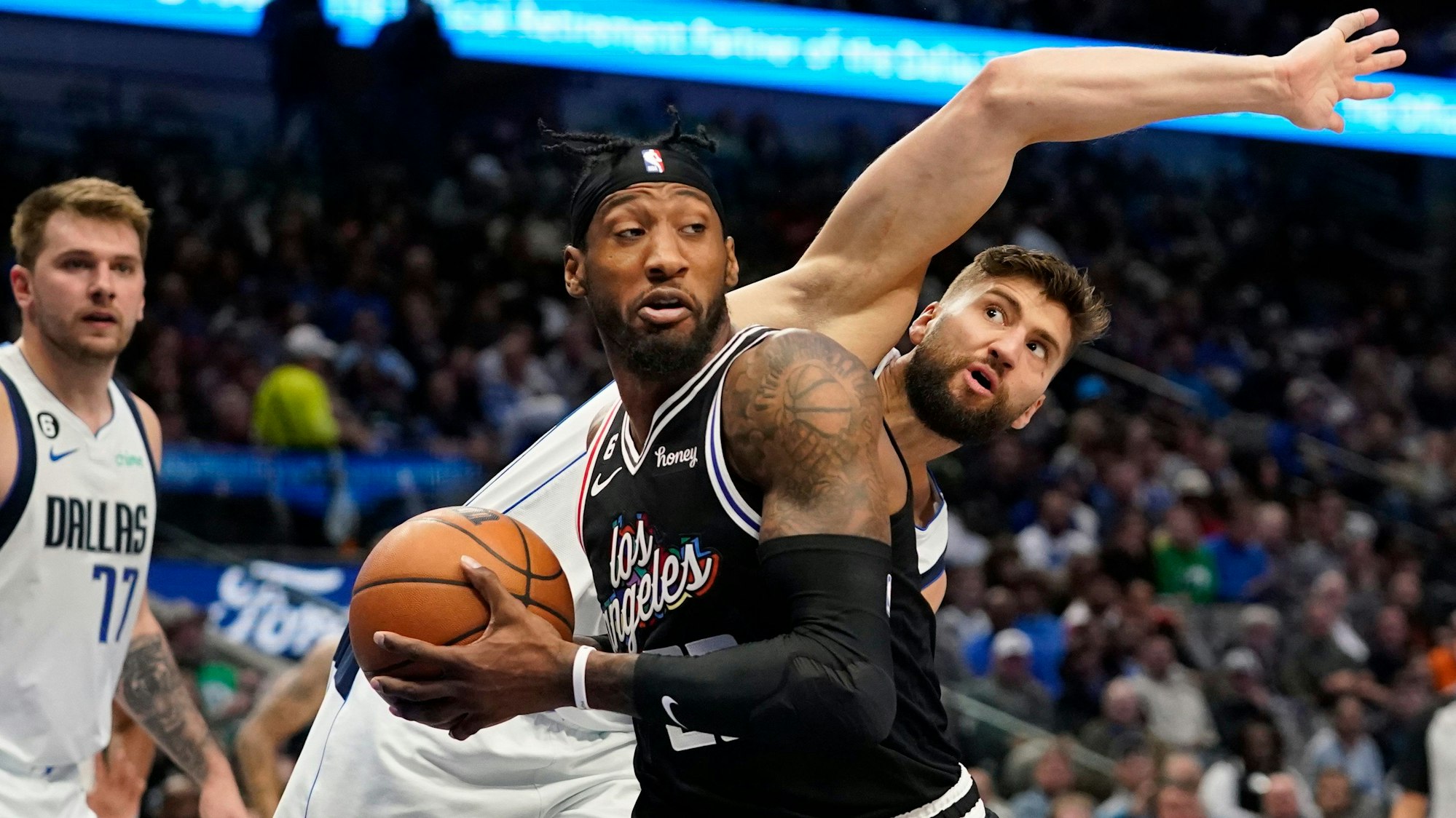 Maxi Kleber (r.) kann Robert Covington von den Los Angeles Clippers im NBA-Spiel nicht aufhalten. Später musste der deutsche Profi der Dallas Mavericks verletzt vom Feld.