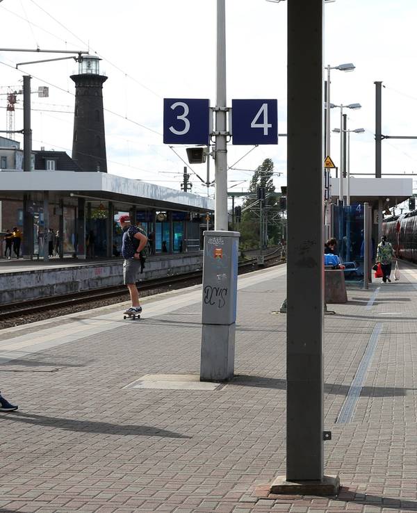 Bahn fährt in den Bahnhof in Köln-Ehrenfeld ein.