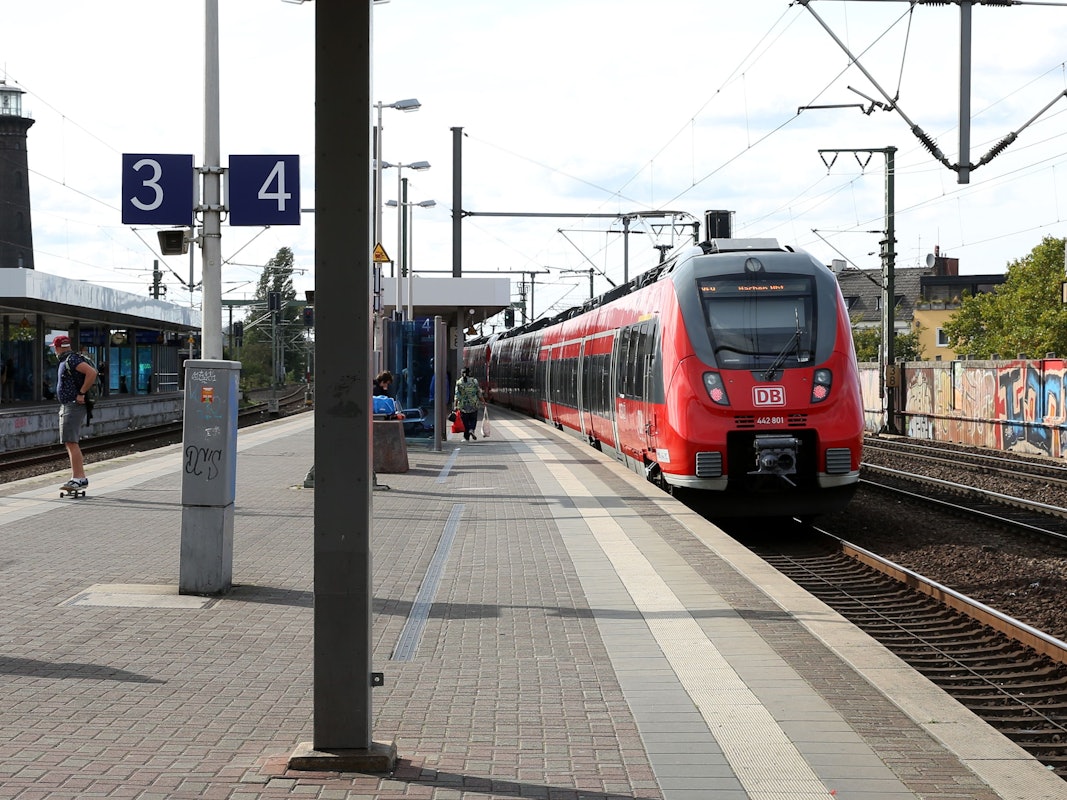 Bahn fährt in den Bahnhof in Köln-Ehrenfeld ein.