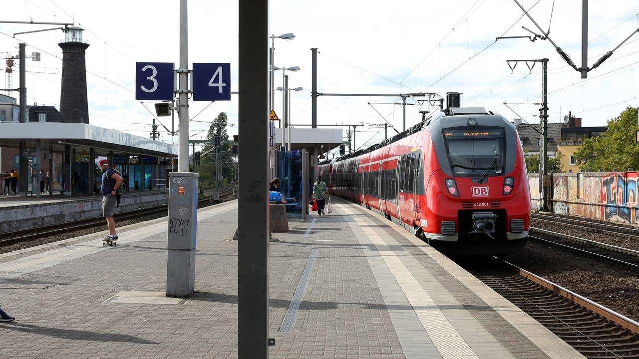 Bahn fährt in den Bahnhof in Köln-Ehrenfeld ein.