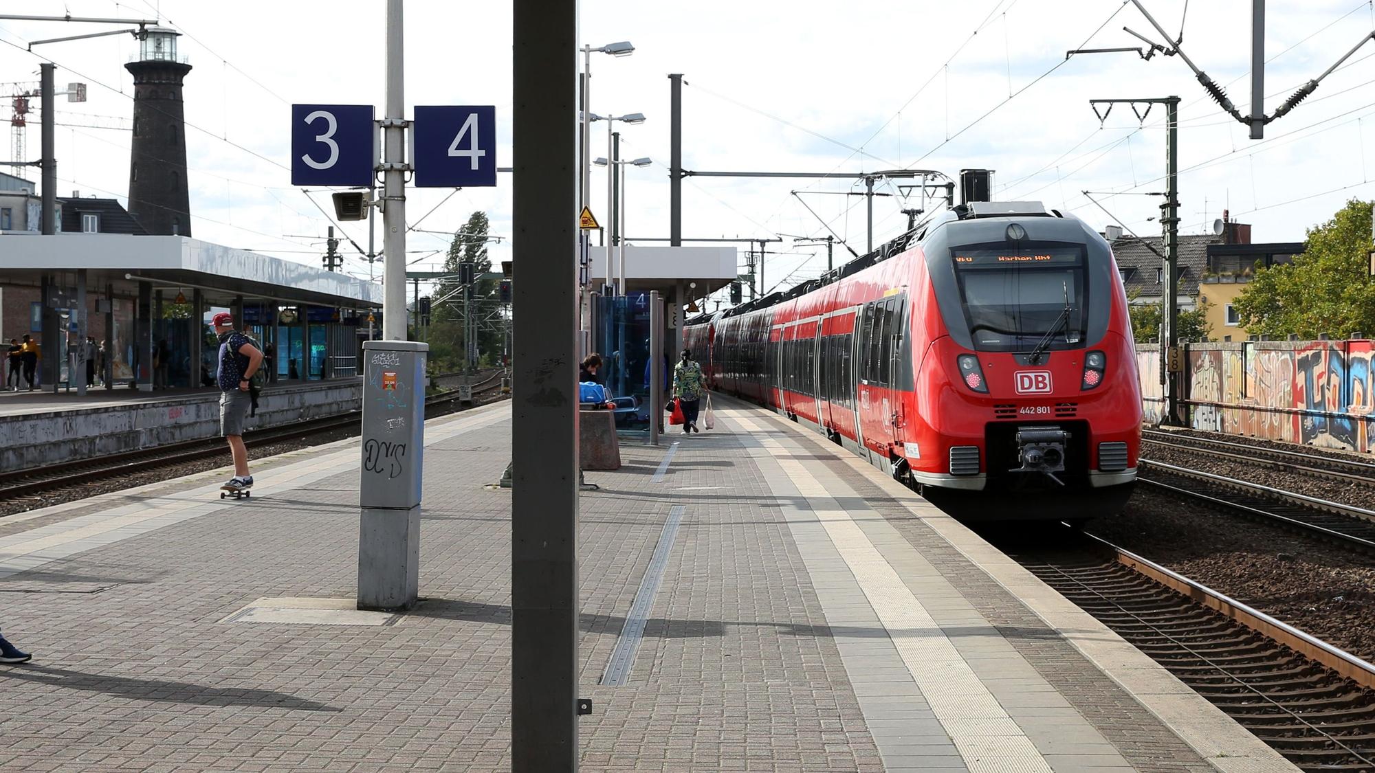 Bahn fährt in den Bahnhof in Köln-Ehrenfeld ein.