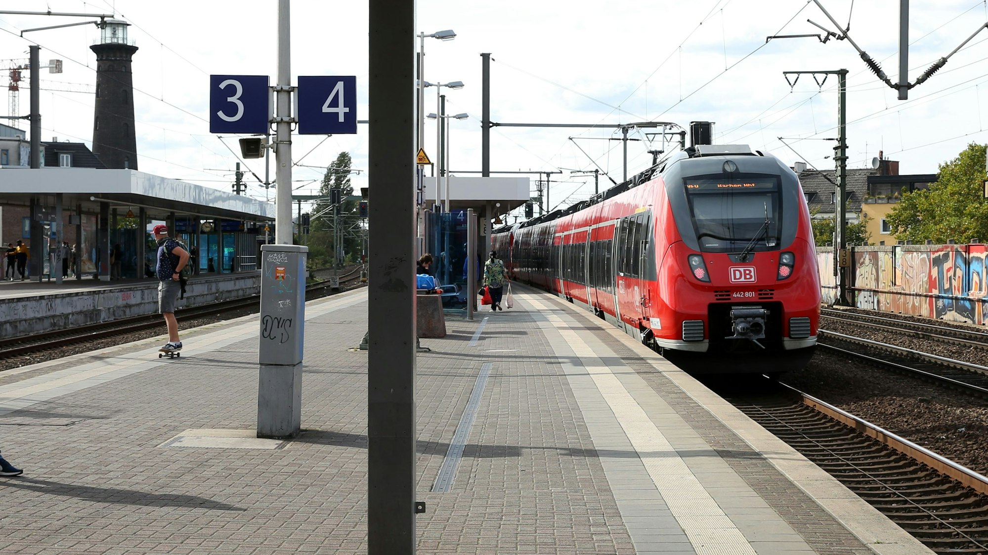 Bahn fährt in den Bahnhof in Köln-Ehrenfeld ein.
