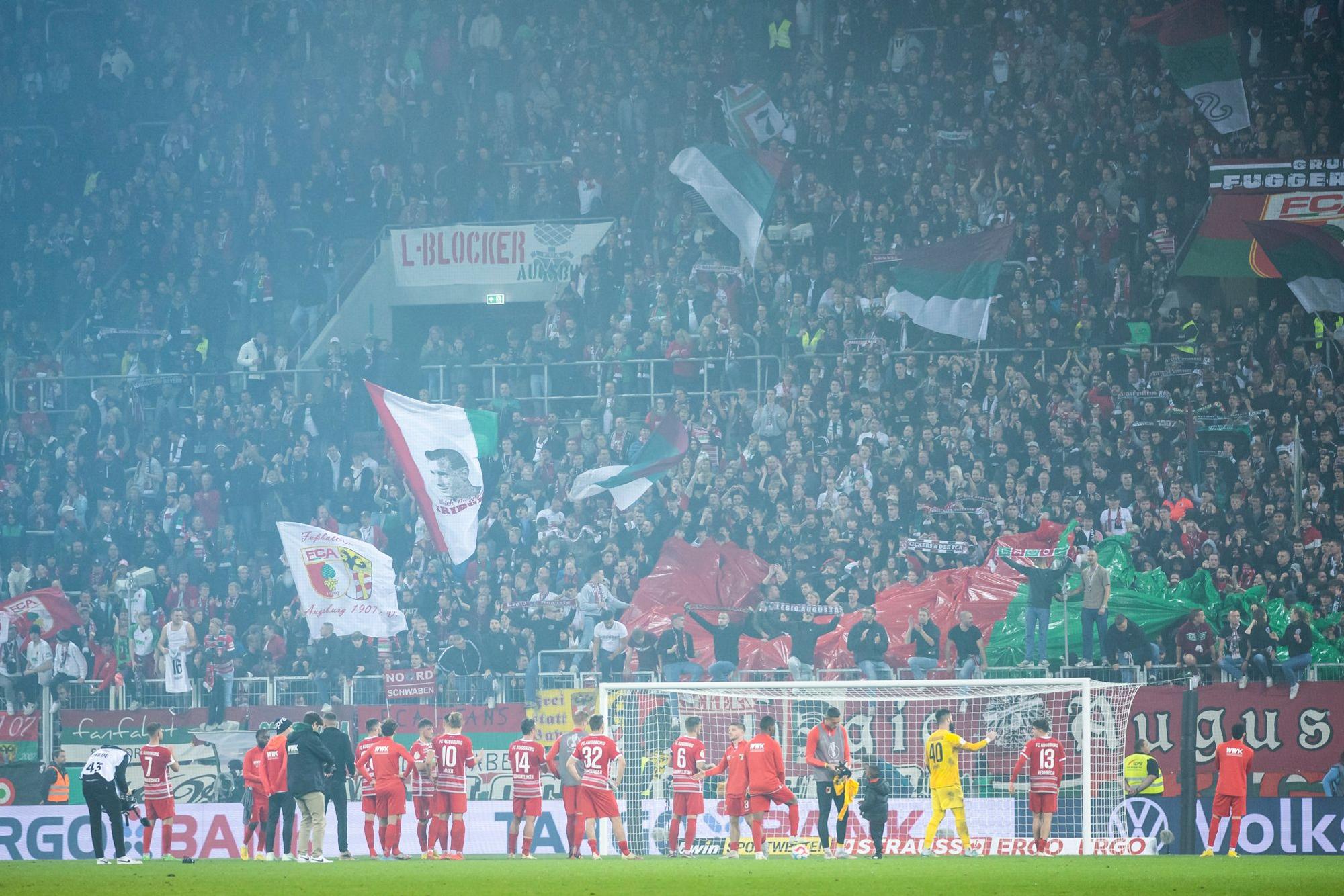 Wer darf eigentlich kostenlos in die Bundesligaspiele? Der Blick auf ein Dokument verrät es. Unser Foto zeigt eine Szene nach dem DFB-Pokal 2022 zwischen FC Augsburg und Bayern München.