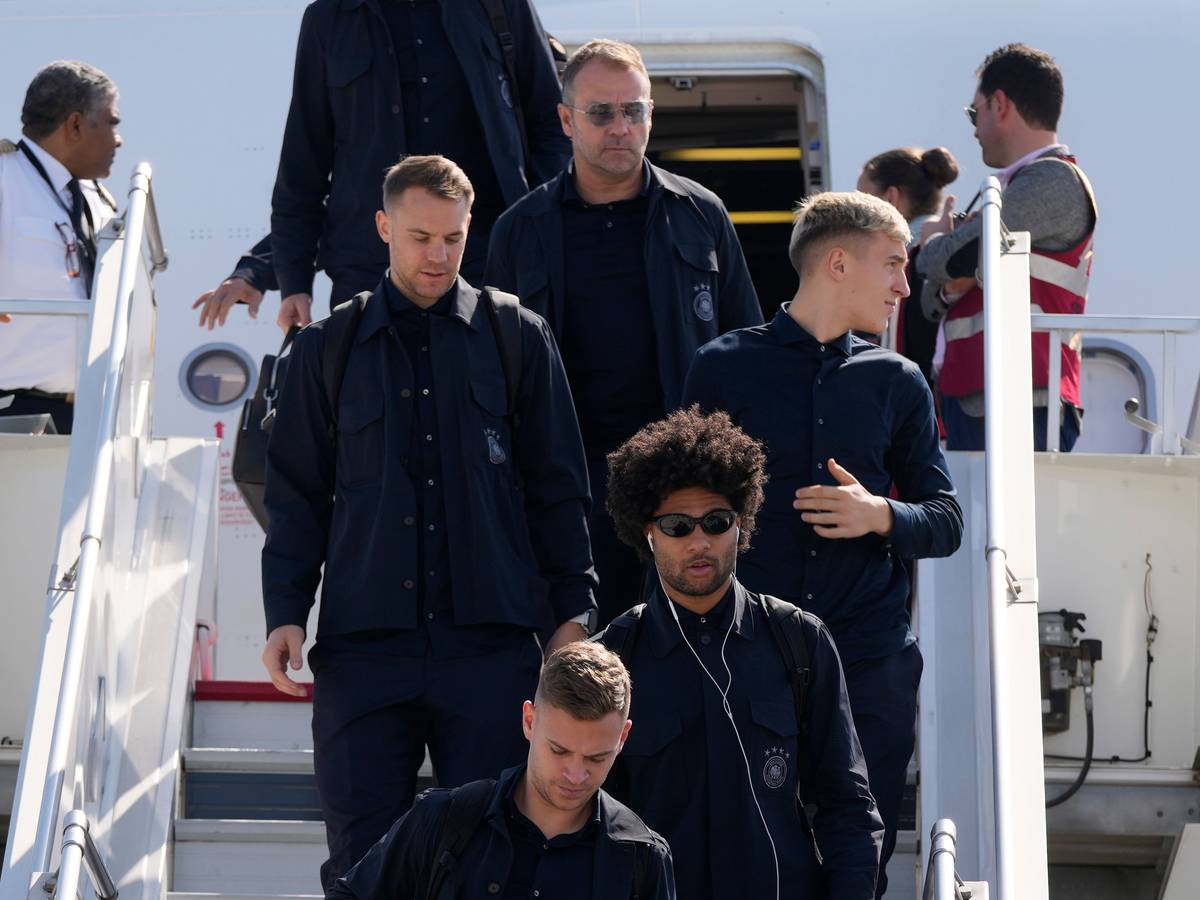 Hansi Flick, Manuel Neuer und Serge Gnabry steigen in Doha aus der Maschine aus.