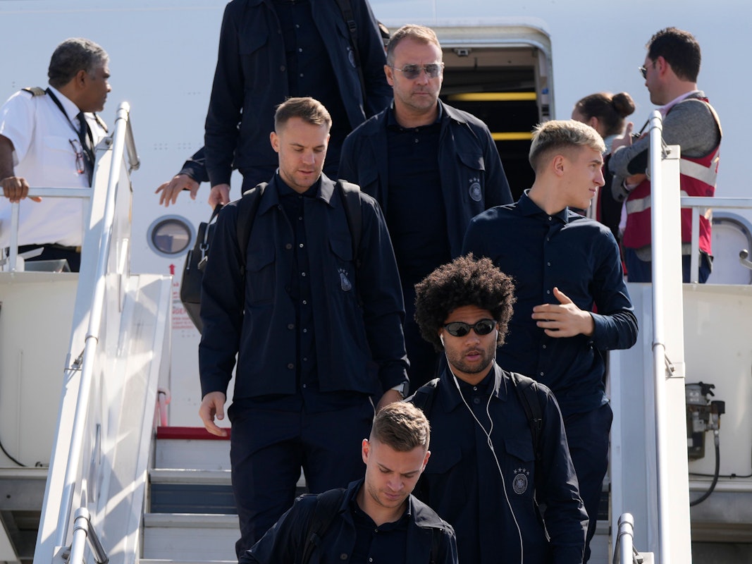 Hansi Flick, Manuel Neuer und Serge Gnabry steigen in Doha aus der Maschine aus.