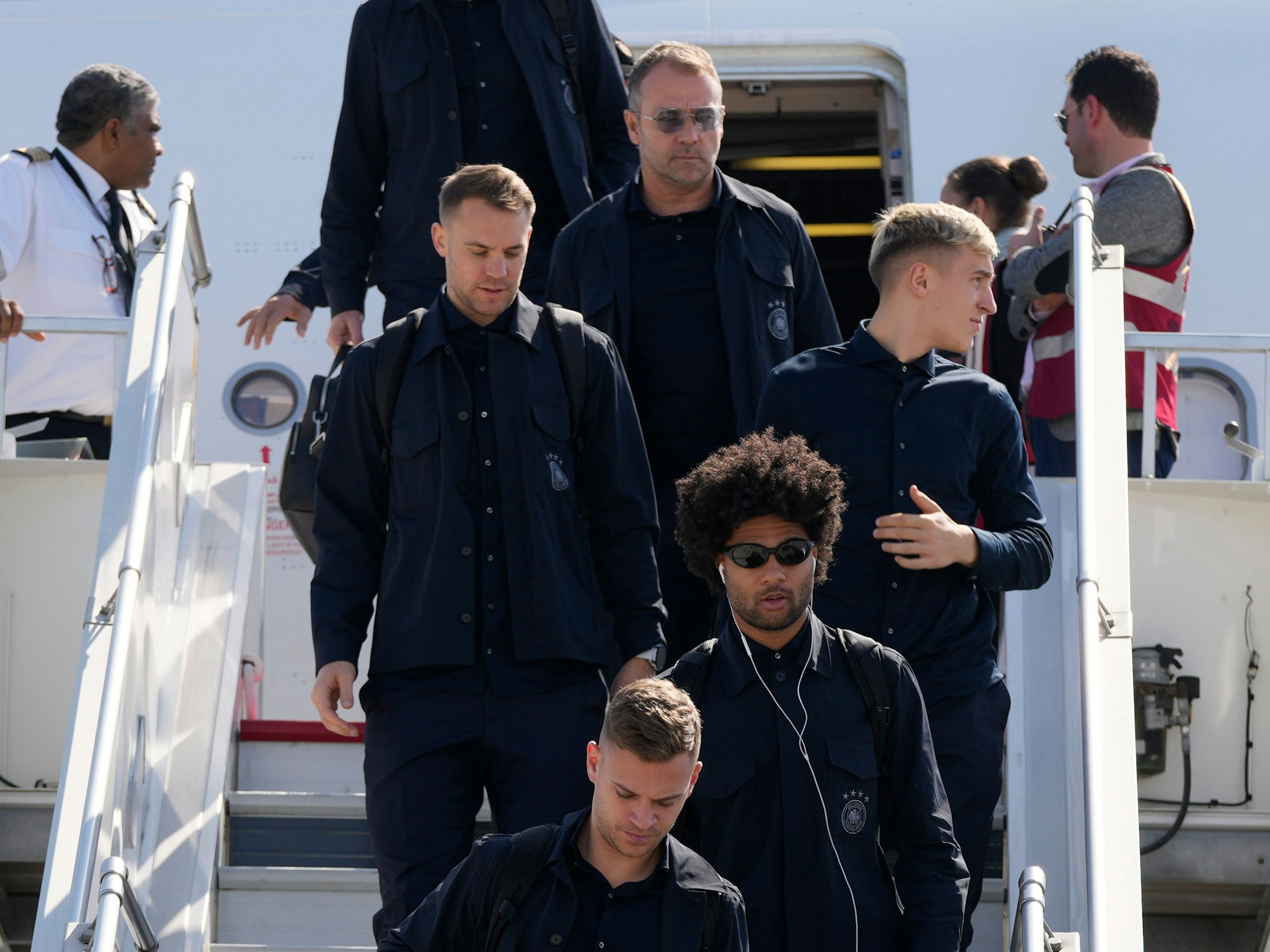 Hansi Flick, Manuel Neuer und Serge Gnabry steigen in Doha aus der Maschine aus.