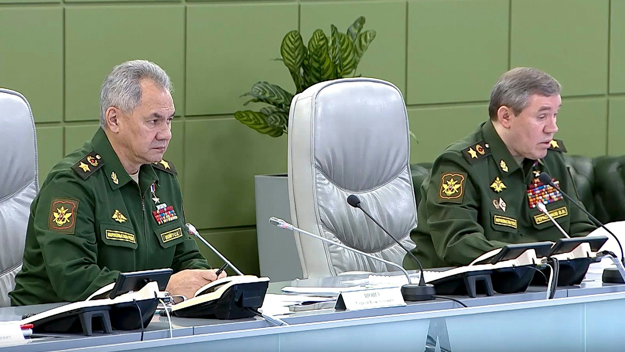 Auf diesem vom Pressedienst des russischen Verteidigungsministeriums am 26. Oktober veröffentlichten Foto sind der russische Verteidigungsminister, Sergei Schoigu (links), und der Chef des Generalstabs, General Waleri Gerassimow, zu sehen. Nach Berichten des US-Generalstabschefs war sein russischer Amtskollege nach dem Raketeneinschlag im polnischen Grenzgebiet nicht erreichbar.