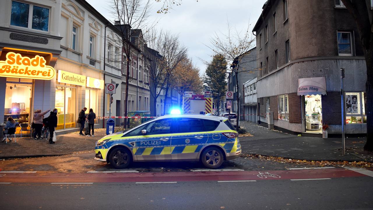 Ein Polizeiwagen sperrt eine Straße in Gelsenkirchen-Horst ab.