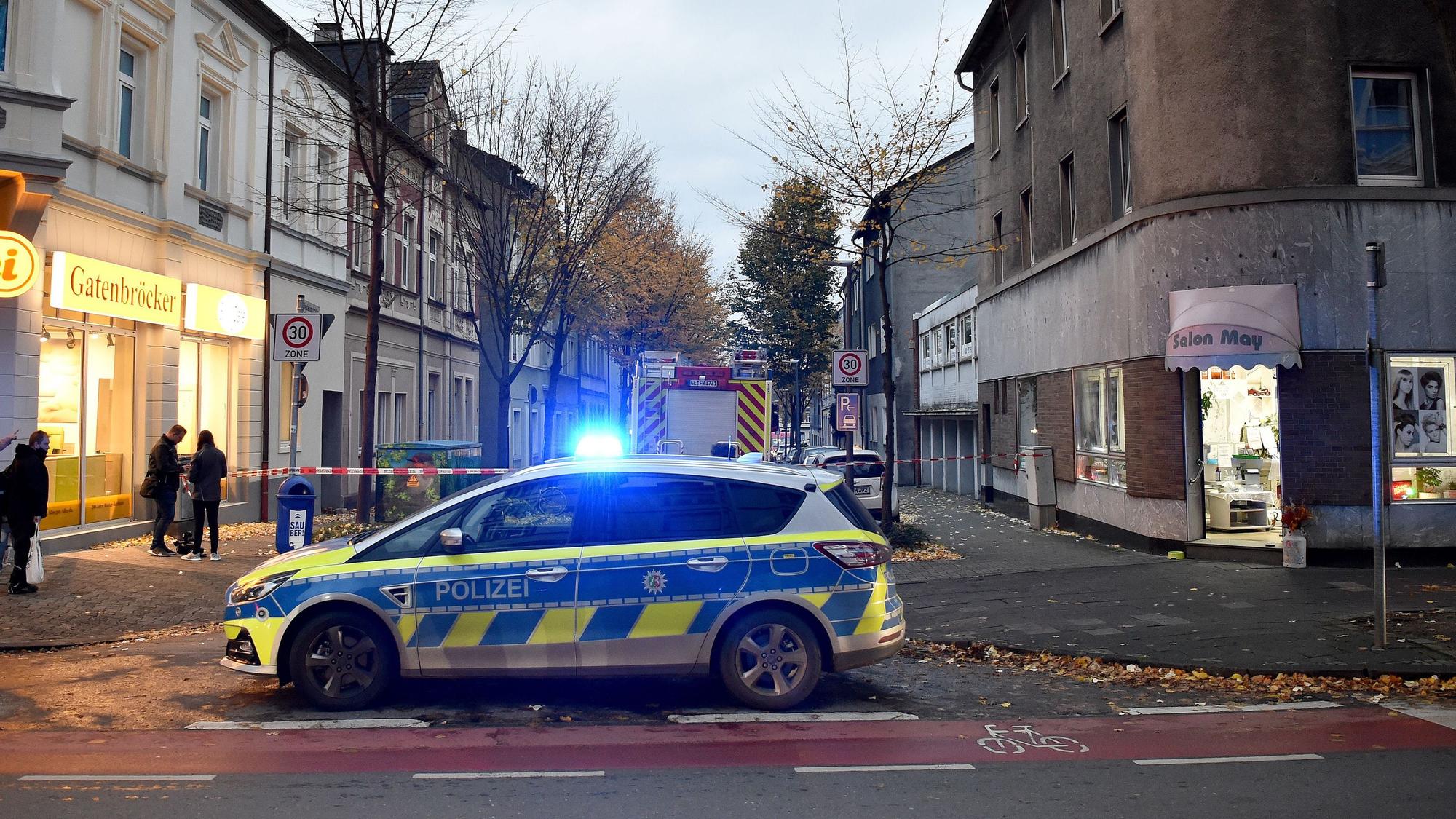 Ein Polizeiwagen sperrt eine Straße in Gelsenkirchen-Horst ab.