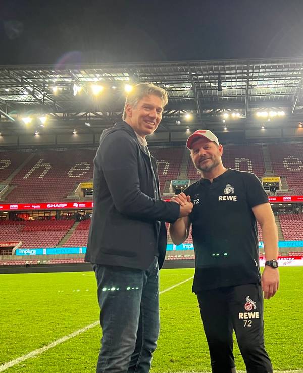 Uwe Krupp und Steffen Baumgart stehen im Rhein-Energie-Stadion.