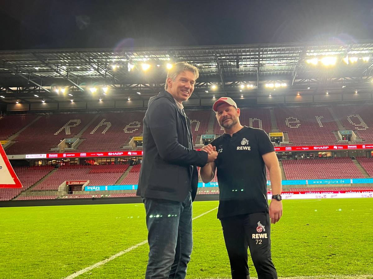 Uwe Krupp und Steffen Baumgart stehen im Rhein-Energie-Stadion.