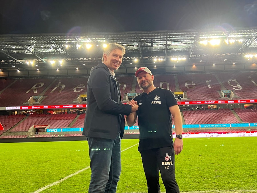 Uwe Krupp und Steffen Baumgart stehen im Rhein-Energie-Stadion.
