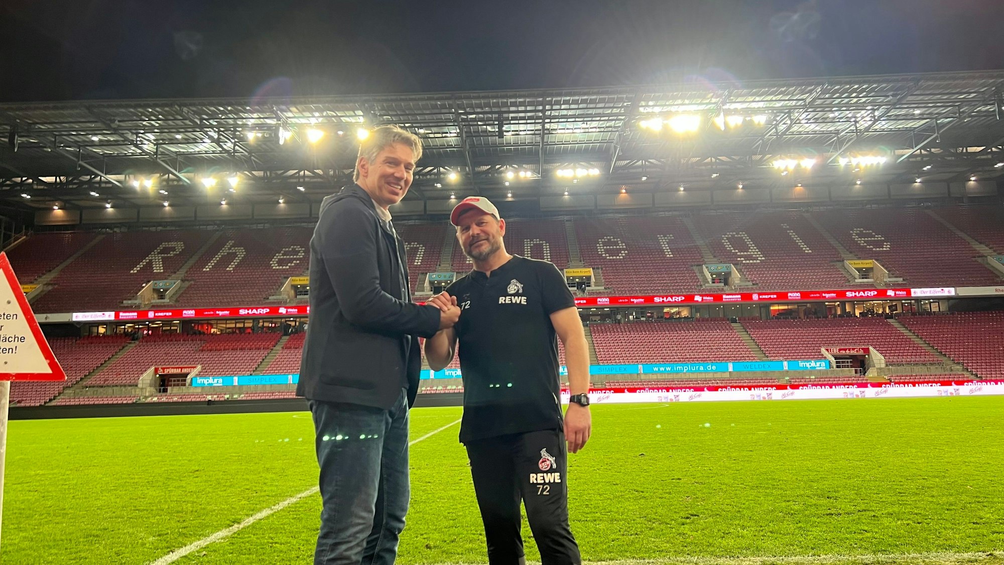 Uwe Krupp und Steffen Baumgart stehen im Rhein-Energie-Stadion.