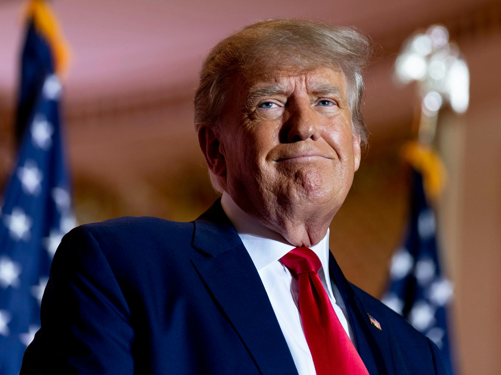 Donald Trump, ehemaliger US-Präsident, spricht in seinem Anwesen Mar-a-Lago.