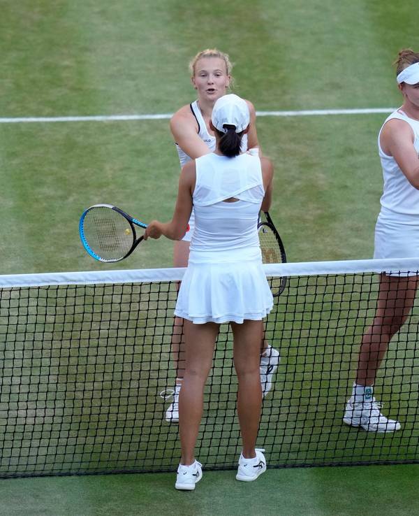 Tennisspielerinnen stehen in Wimbledon in Weiß auf dem Platzt, die Kleiderordnung wird nun gelockert.