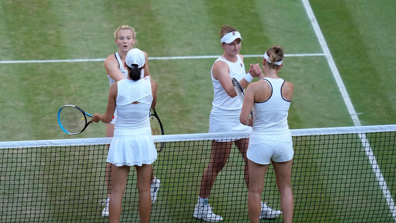 Tennisspielerinnen stehen in Wimbledon in Weiß auf dem Platzt, die Kleiderordnung wird nun gelockert.