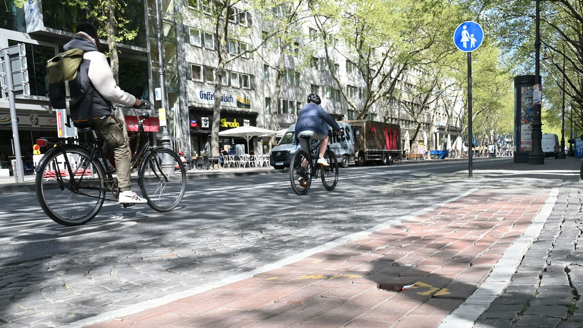 Das Foto zeigt einen Fahrradweg am Hohenzollernring in Köln.