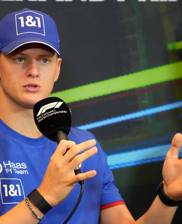 Mick Schumacher spricht bei einer Pressekonferenz. Sein Aus in der Formel 1 bei Haas ist inzwischen beschlossene Sache.