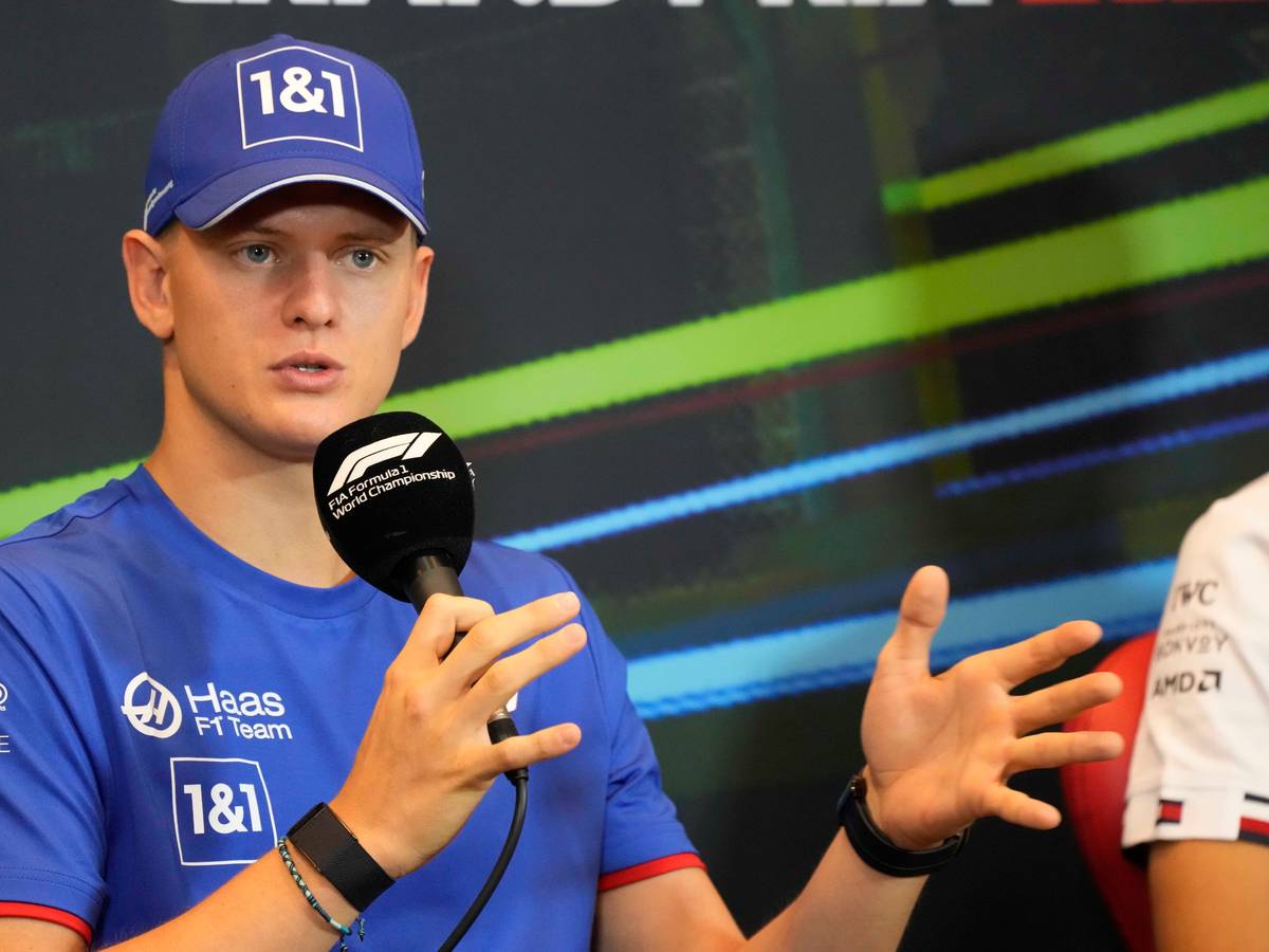 Mick Schumacher spricht bei einer Pressekonferenz. Sein Aus in der Formel 1 bei Haas ist inzwischen beschlossene Sache.