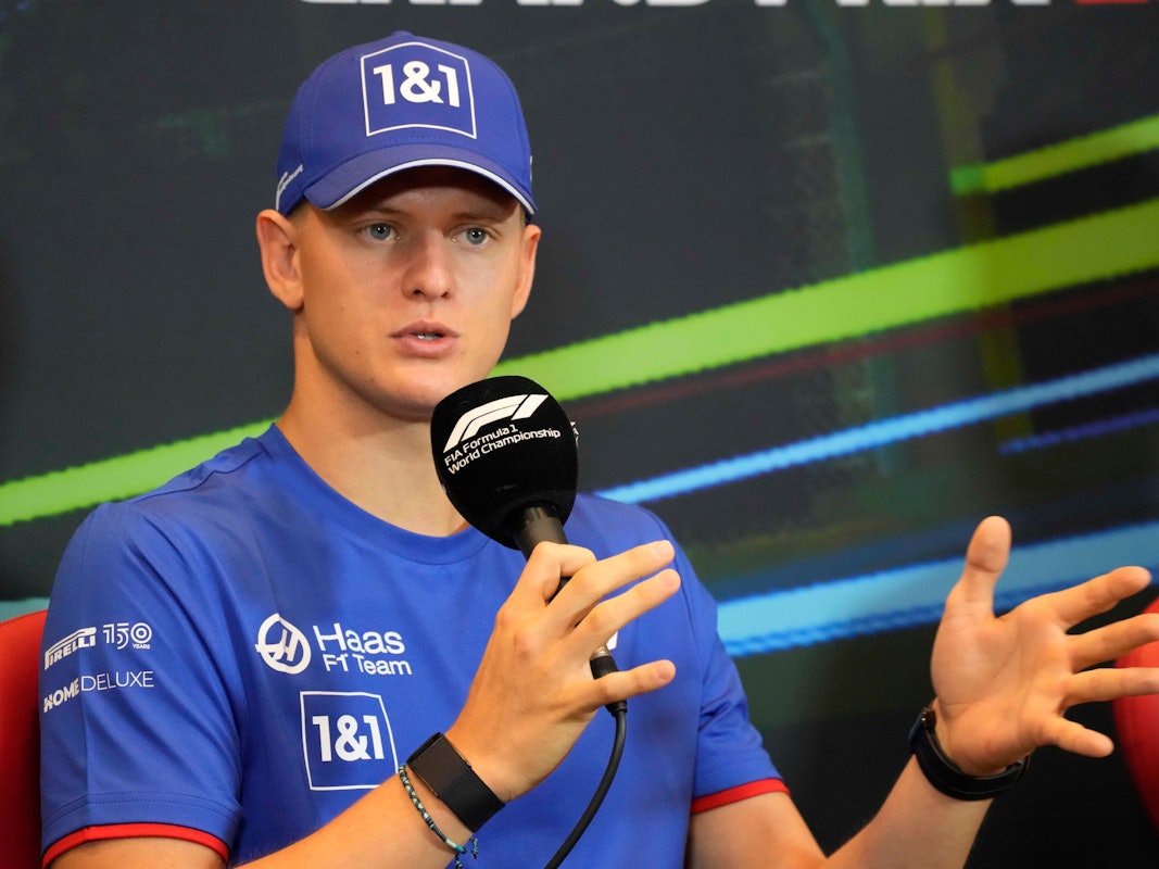 Mick Schumacher spricht bei einer Pressekonferenz. Sein Aus in der Formel 1 bei Haas ist inzwischen beschlossene Sache.
