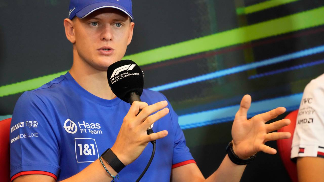 Mick Schumacher spricht bei einer Pressekonferenz. Sein Aus in der Formel 1 bei Haas ist inzwischen beschlossene Sache.