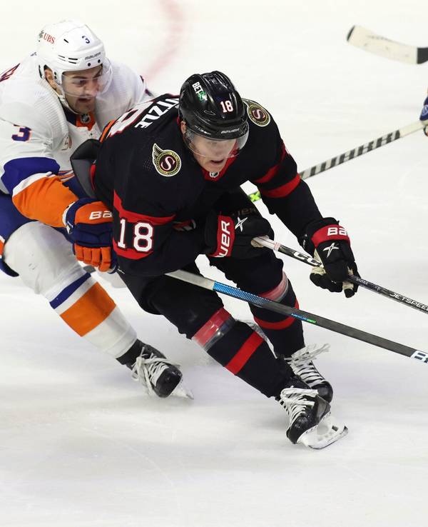 Tim Stützle führt im Spiel gegen die New York Islanders den Puck.