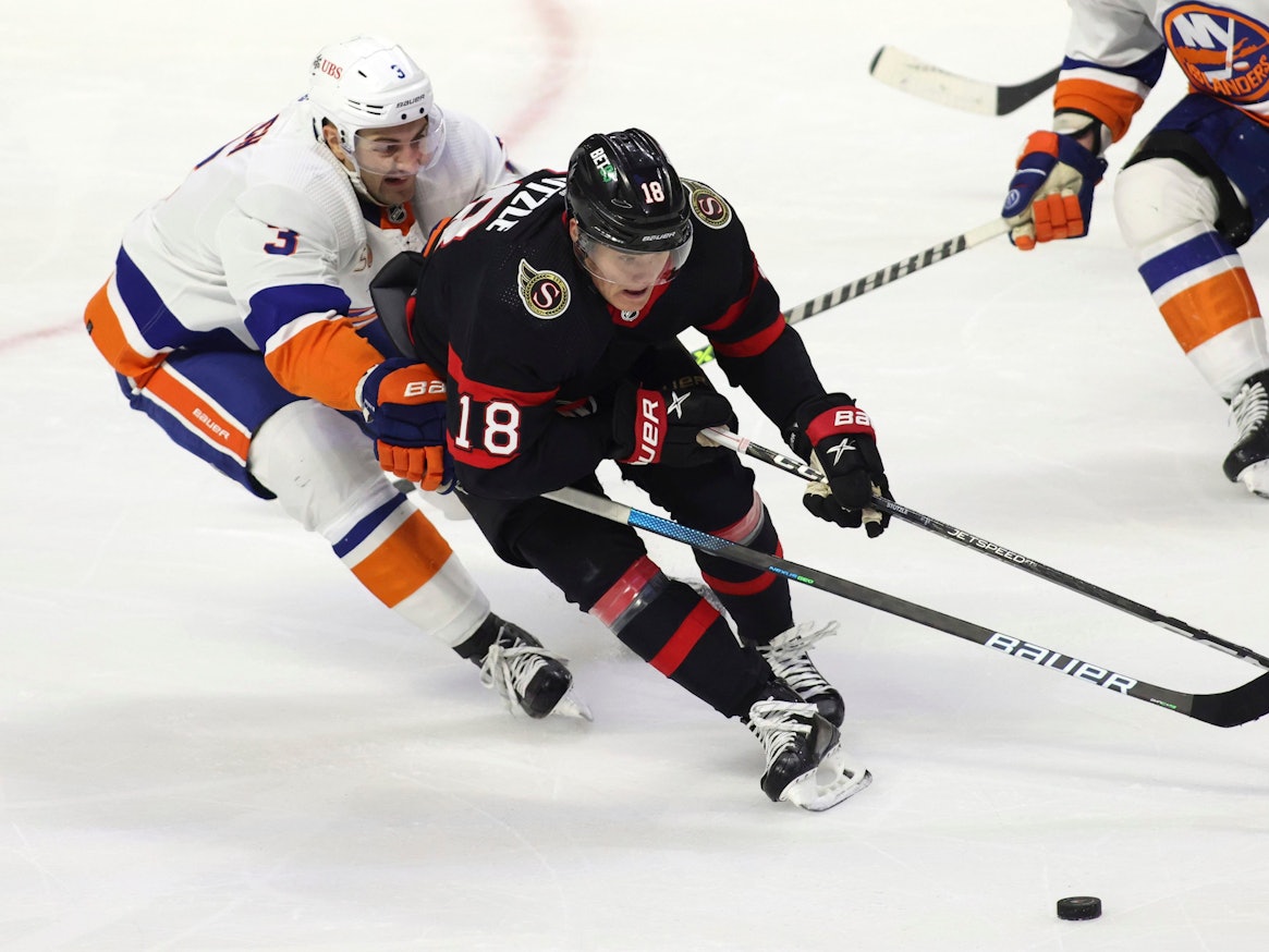 Tim Stützle führt im Spiel gegen die New York Islanders den Puck.