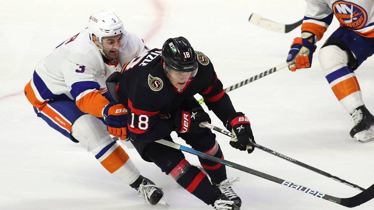 Tim Stützle führt im Spiel gegen die New York Islanders den Puck.
