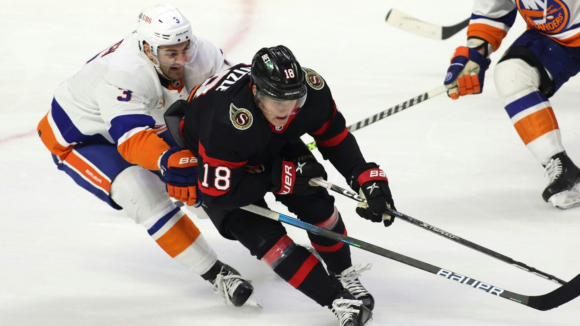 Tim Stützle führt im Spiel gegen die New York Islanders den Puck.