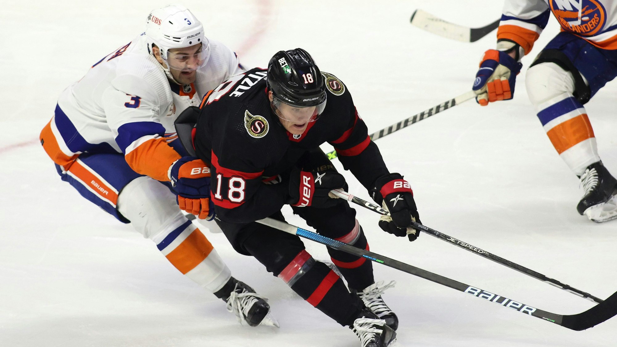 Tim Stützle führt im Spiel gegen die New York Islanders den Puck.