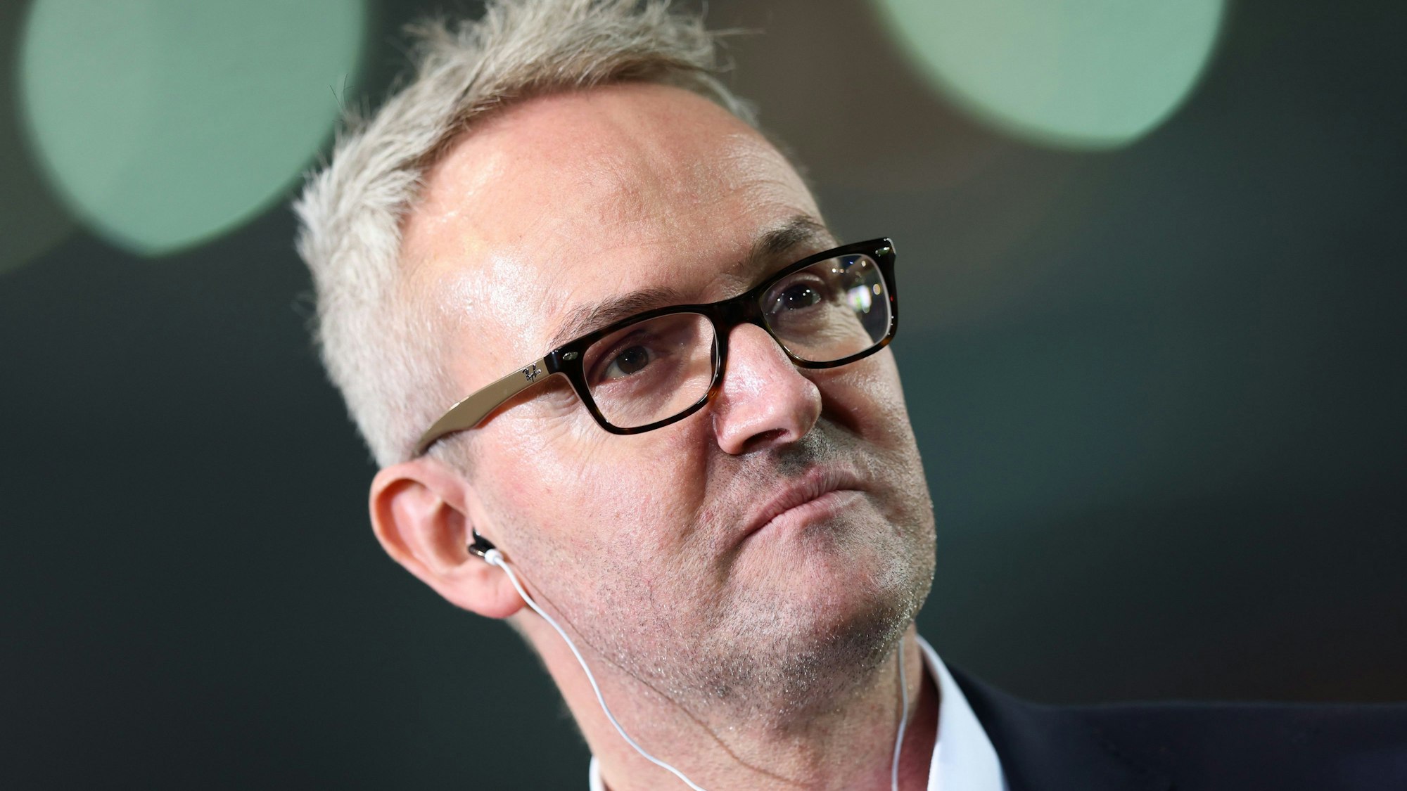 Alexander Wehrle gibt beim Bundesliga-Spiel VfB Stuttgart gegen Borussia Dortmund ein Interview im Stadion.