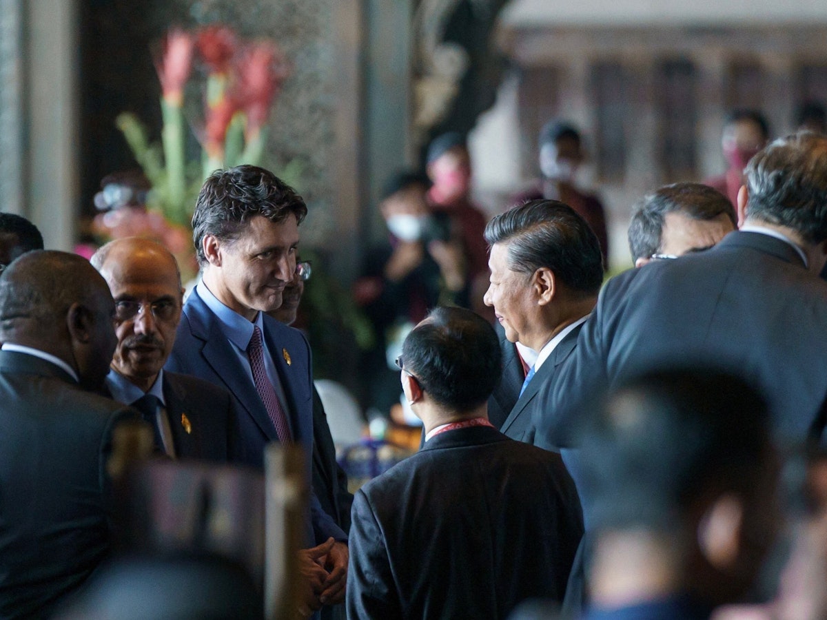 Dieses vom Büro des kanadischen Premierministers am 16. November veröffentlichte Foto zeigt den kanadischen Premierminister Justin Trudeau (l.) im Gespräch mit dem chinesischen Präsidenten Xi Jinping am Rande des G20-Gipfels in Bali.