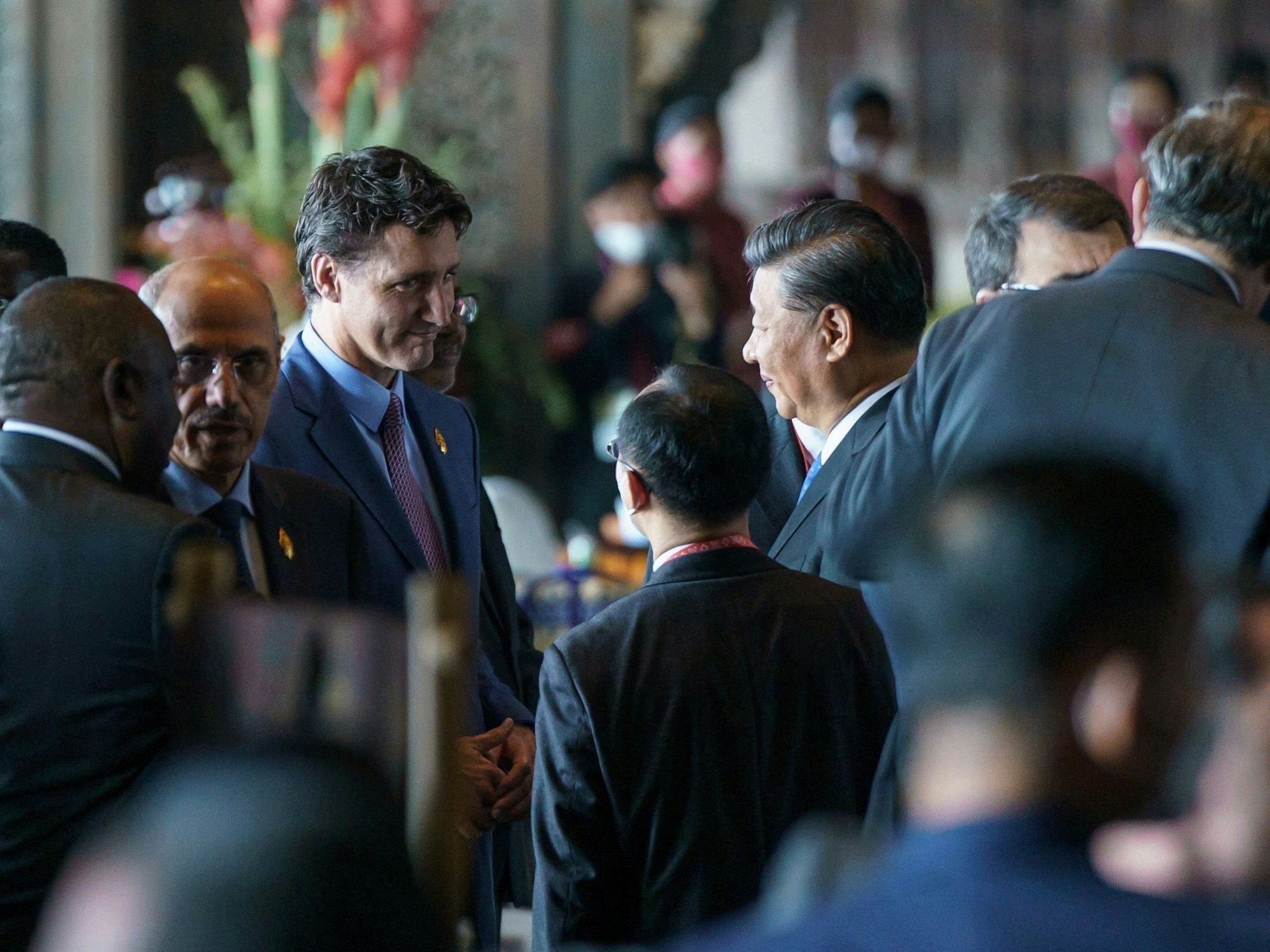 Dieses vom Büro des kanadischen Premierministers am 16. November veröffentlichte Foto zeigt den kanadischen Premierminister Justin Trudeau (l.) im Gespräch mit dem chinesischen Präsidenten Xi Jinping am Rande des G20-Gipfels in Bali.