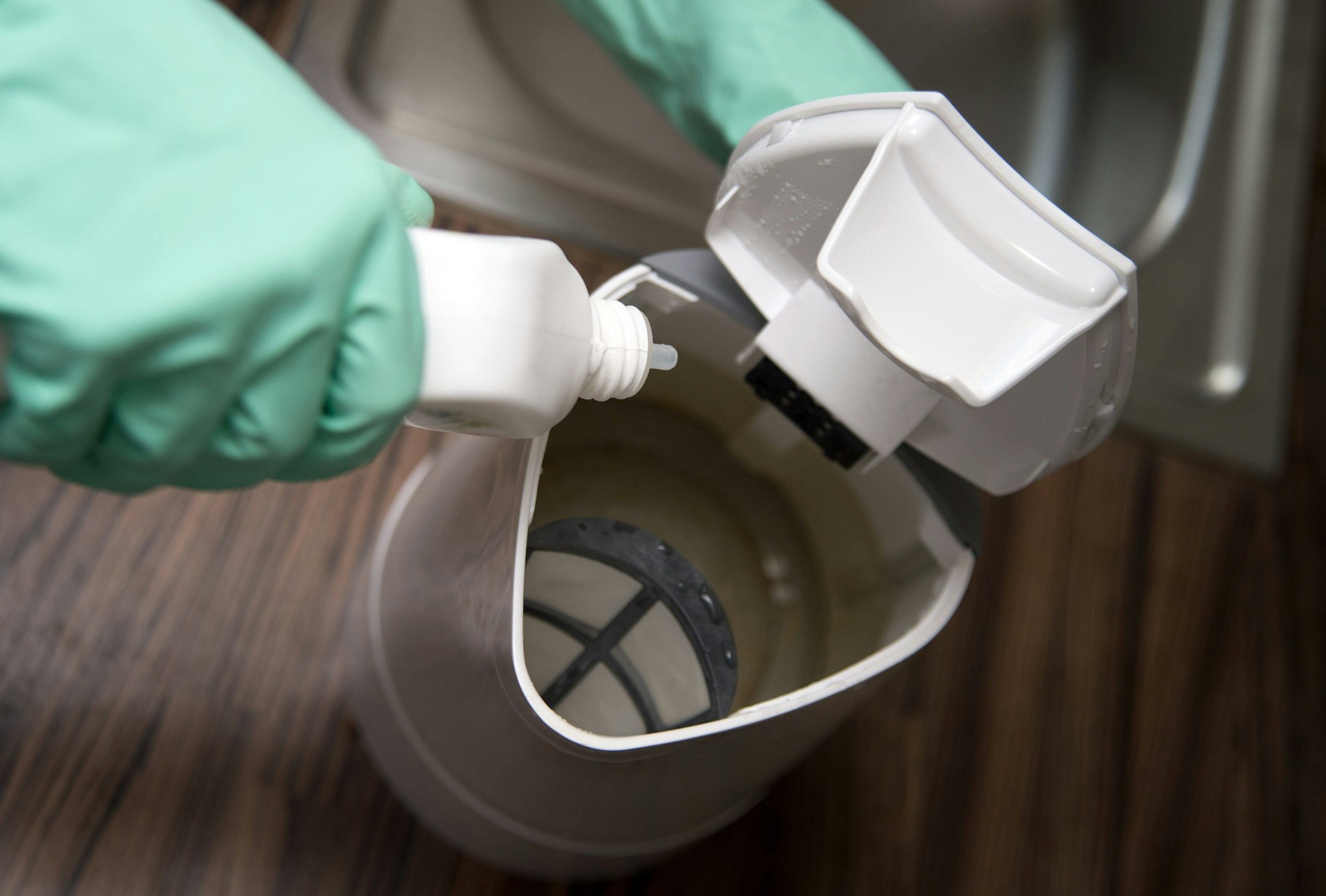 Ein Wasserkocher wird entkalkt.