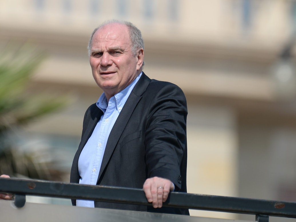Uli Hoeneß vom deutschen Fußball-Rekordmeister FC Bayern München hält sich an einem Gländer fest.