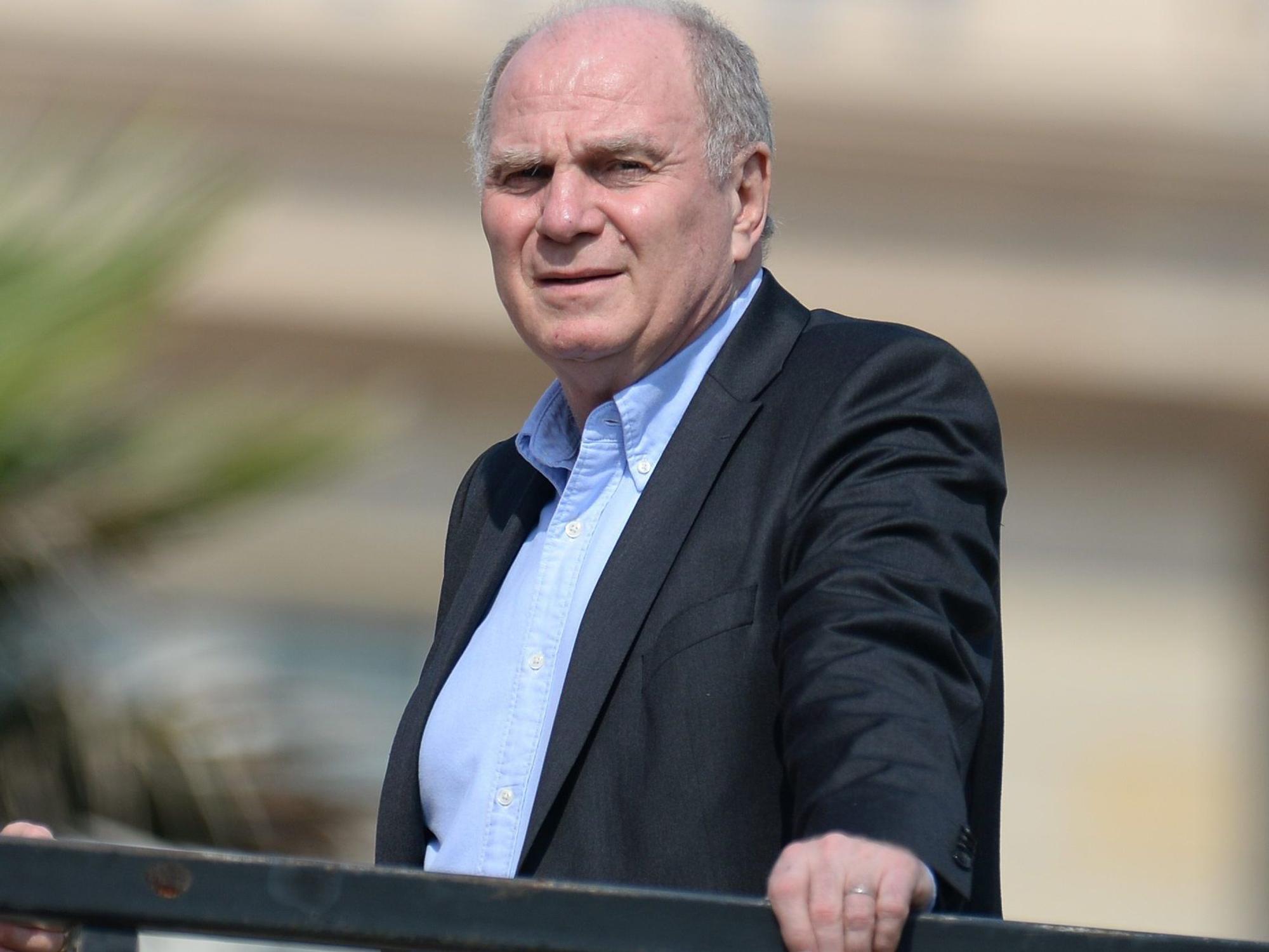 Uli Hoeneß vom deutschen Fußball-Rekordmeister FC Bayern München hält sich an einem Gländer fest.
