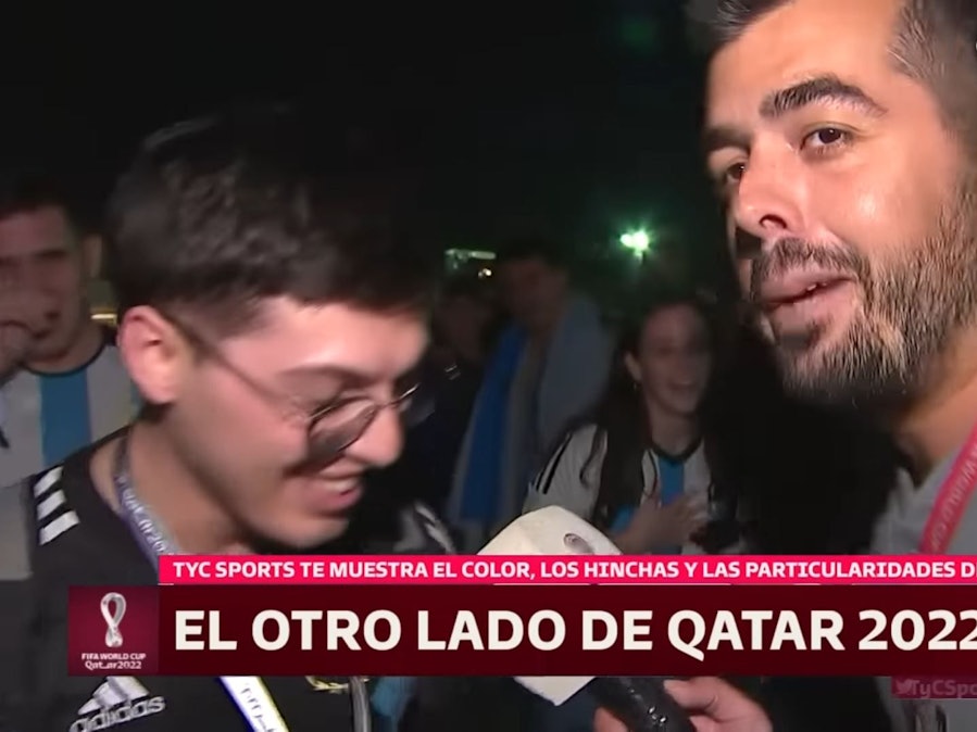 Der argentinische TV-Reporter Matias Pelliccioni berichtet über argentinische Fans, die bereits zur WM nach Katar gereist sind. Screenshot des Berichts vom Sender TyC Sports