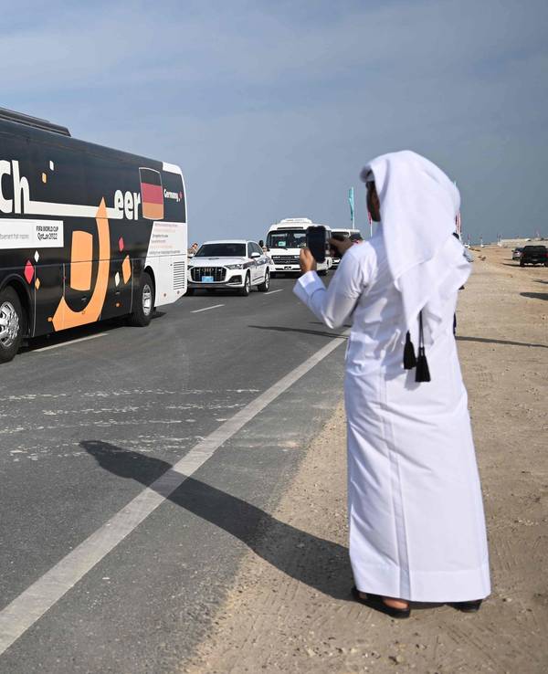 Der Bus der deutschen Nationalmannschaft kommt am WM-Hotel an.