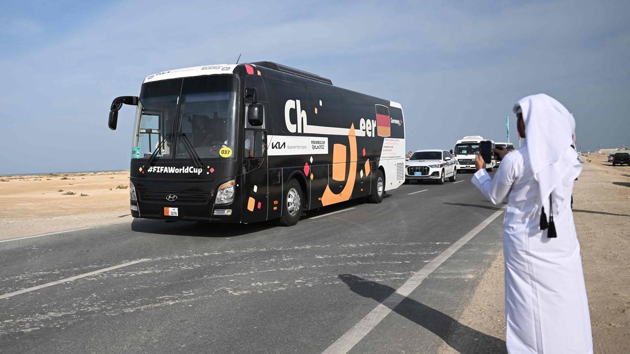 Der Bus der deutschen Nationalmannschaft kommt am WM-Hotel an.