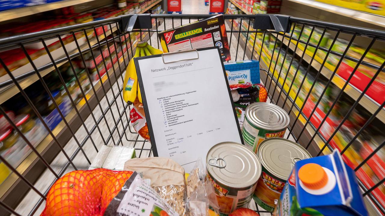 Nach einem Preisvergleich mit anderen Supermärkten schimpft eine Kundin gegen Aldi. Unser Foto zeigt einen Einkaufswagen mit einer Preisliste und verschiedenen Produkten.
