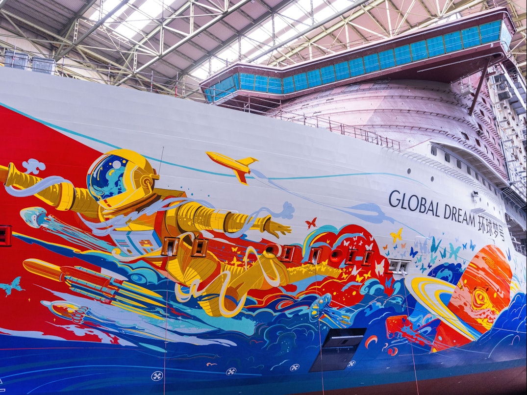 Das im Bau befindliche Kreuzfahrtschiff „Global Dream“ (auch als „Global One“ bekannt) liegt im Baudock der ansonsten leeren Schiffbauhalle der ehemaligen MV-Werft.