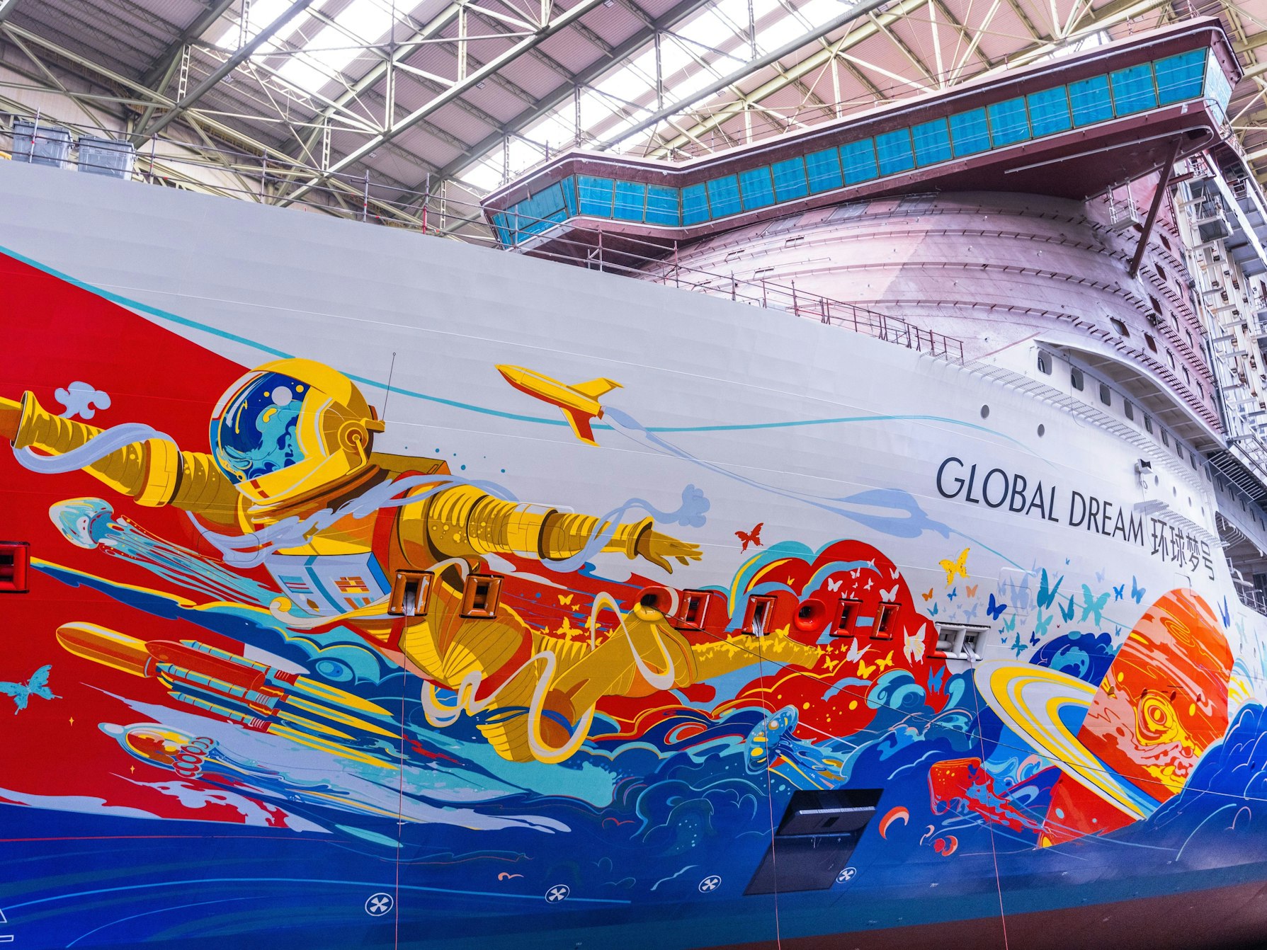 Das im Bau befindliche Kreuzfahrtschiff „Global Dream“ (auch als „Global One“ bekannt) liegt im Baudock der ansonsten leeren Schiffbauhalle der ehemaligen MV-Werft.