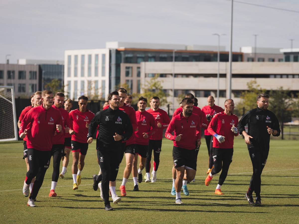 Die Profis des 1. FC Köln wärmen sich vor dem ersten Training in Austin/Texas auf. Quelle: 1. FC Köln