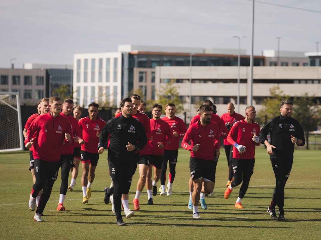 Die Profis des 1. FC Köln wärmen sich vor dem ersten Training in Austin/Texas auf. Quelle: 1. FC Köln